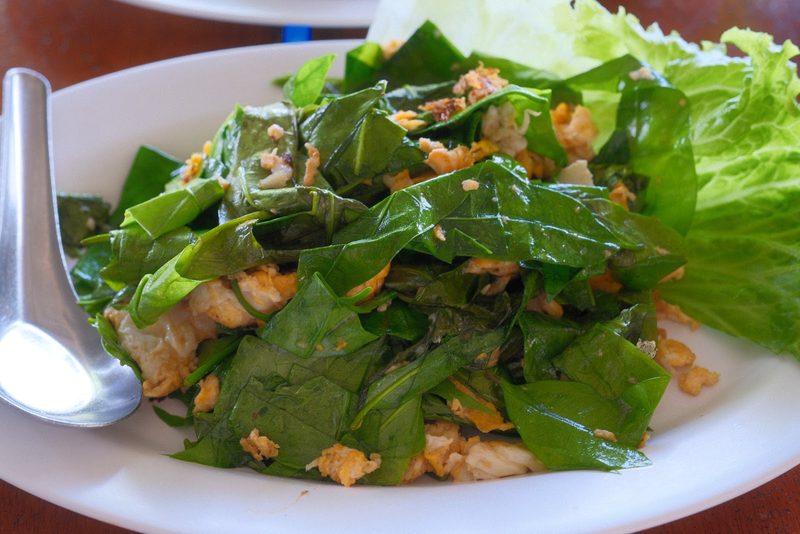 ใบเหลียงผัดไข่ ใบเขียวเข้มเต็มจาน มีไข่ผัดแทรกอยู่