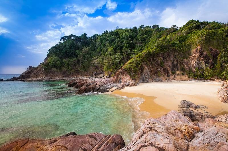 อ่าวเล็กน้ำใสสีเขียวมรกต โขดหินและหาดทรายใต้ภูเขาป่าทึบ
